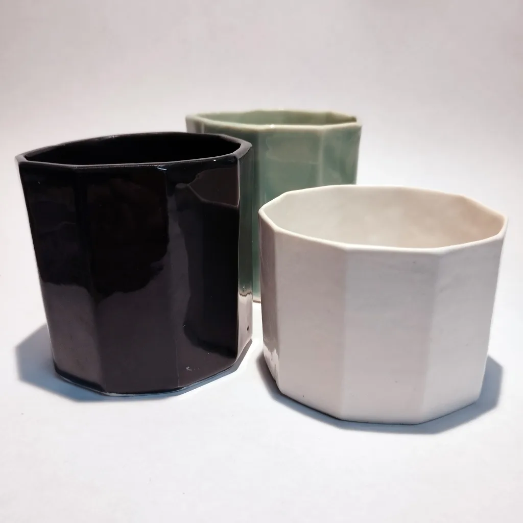 Trio de tasses en porcelaine coulée